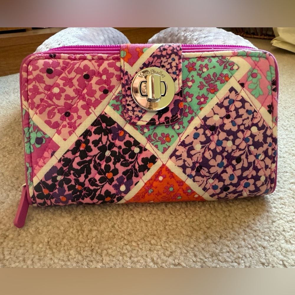 USED/GOOD CONDITION: Vera Bradley Pink Patchwork Floral Zip Wallet
